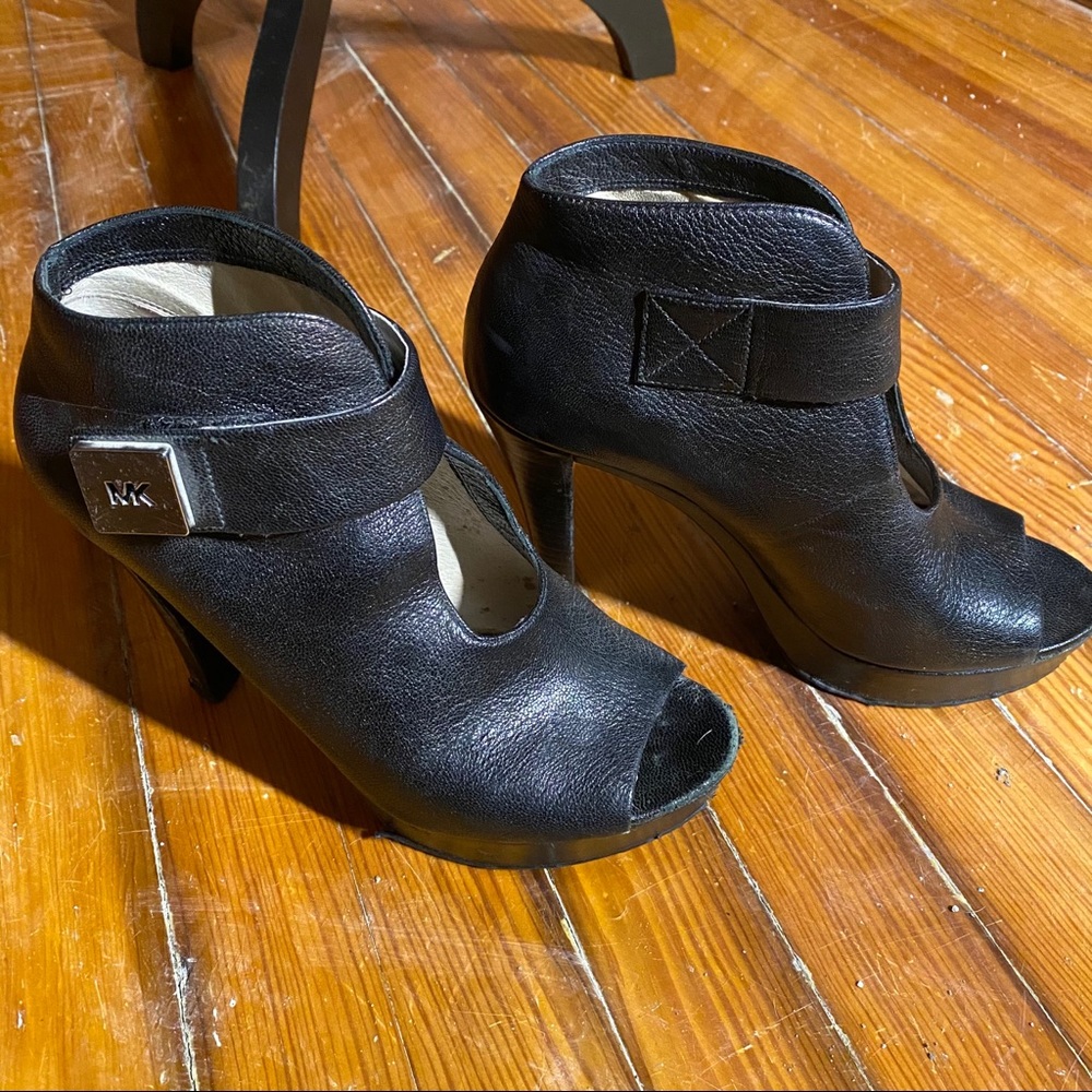 MK open-toed platform Shootie w Velcro closure